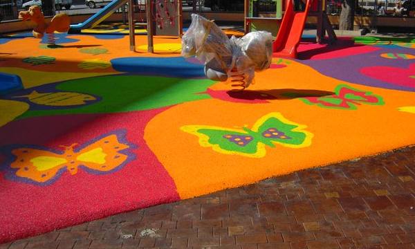 Estrenados nuevos columpios y suelos de goma en cuatro parques infantiles